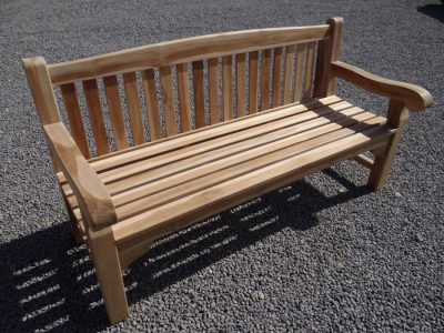 Ławki w Ogrodach Maryi