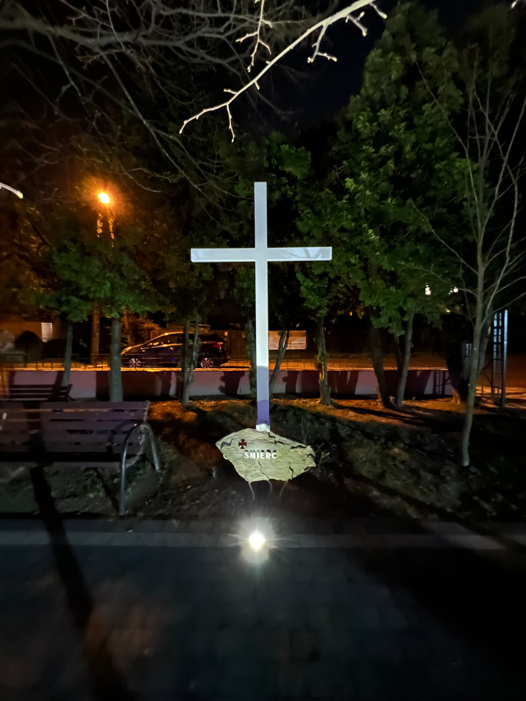 Nowy metalowy krzyż w Ogrodach Maryi