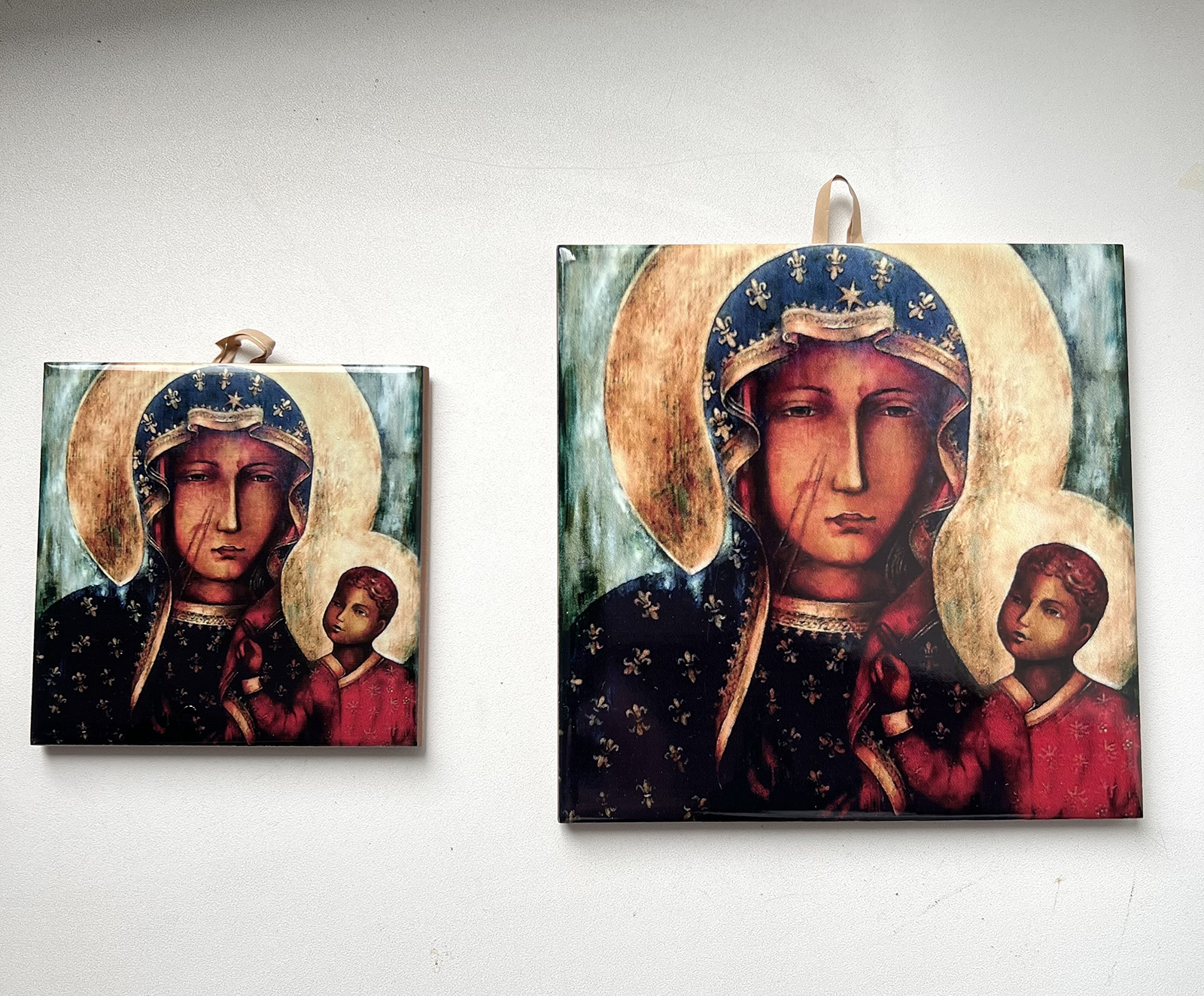 Cegiełki w formie ceramicznych wizerunków Matki Bożej Jasnogórskiej